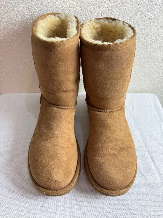 UGG 1016223 Classic Short II Boots for Women Size 9 Chestnut, Water Resistant