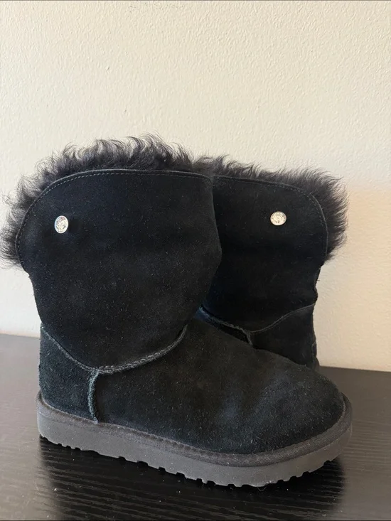 Authentic UGG Black Mini Sheepskin Boots – Women’s Size 8