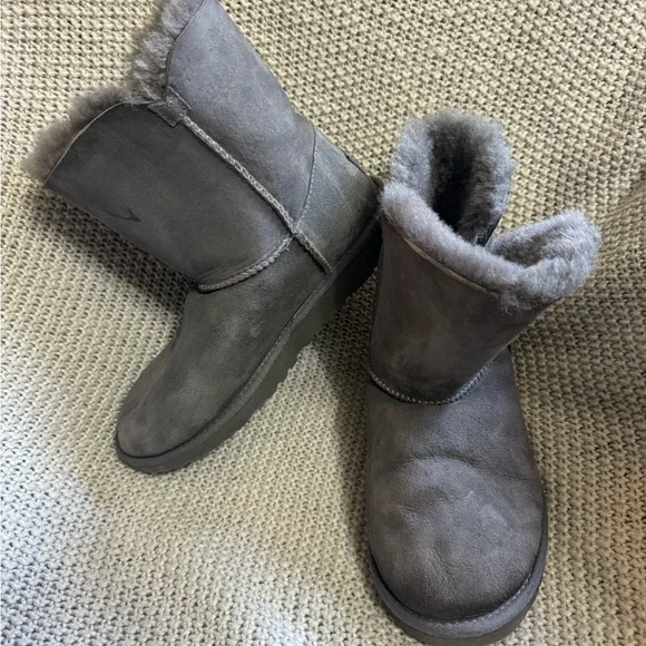 Ugg‎ Short Grey Boots, Size 6