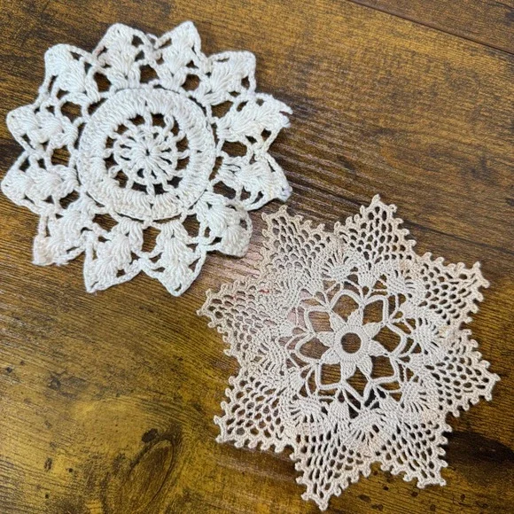 2 VTG Hand Crocheted Lace Doilies Cream Starburst‎ Floral 4-5