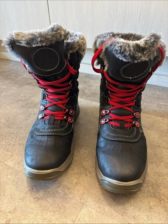 Santana Canada Gray Faux Fur Boot Interior with Red Laces