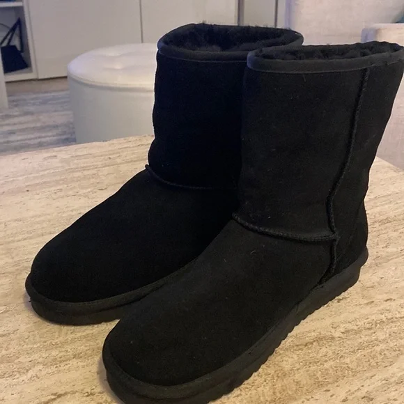 Koolaburra Black Short Shearling-Lined Winter Boots
