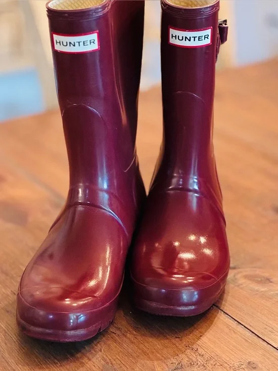 Hunter Red Gloss Rain Boots. Short with buckle. Unisex size men 8 women 9