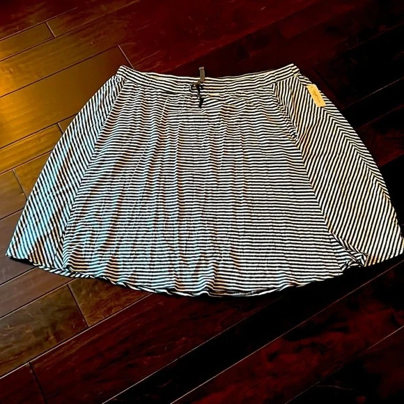Molly & Isadora pocketed skirt