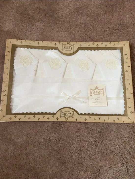 Vintage Majestic Creations White Embroidered 8-Piece Placemat & Napkin Set NIP