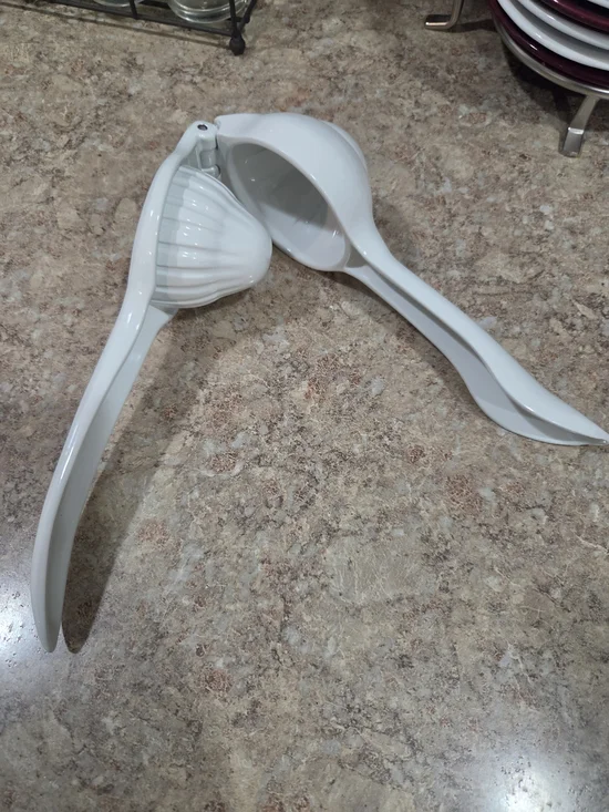 Pampered Chef White Handheld Citrus Juicer