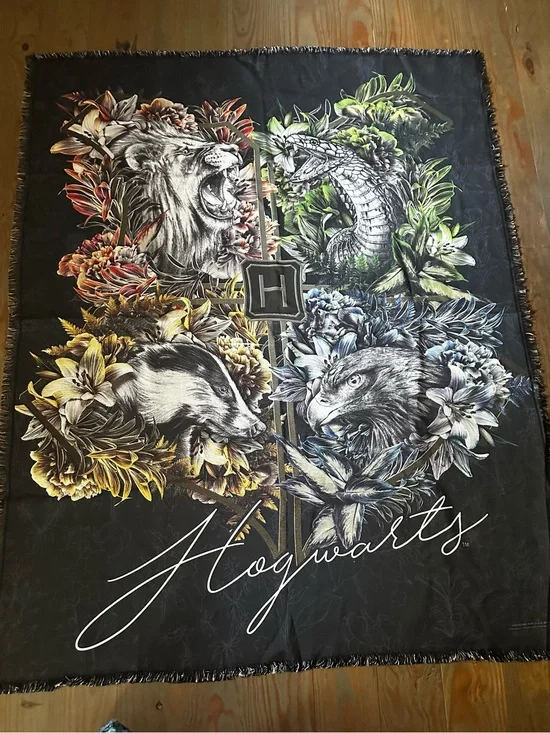 Hogwarts House Crest Tapestry - Multicolor