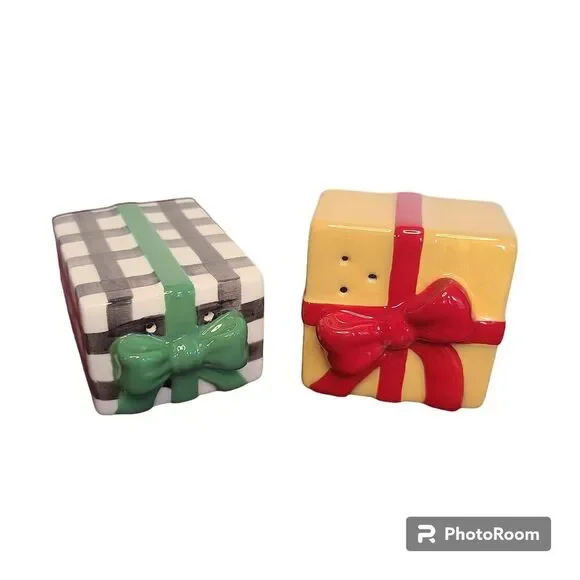 Hallmark VIP Ceramic Christmas Gift Boxes Salt and Pepper Shakers NWT NIB