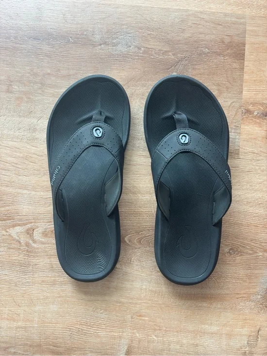 OluKai Black/Gray Comfort-Stride Men’s Flip Flop Sandals