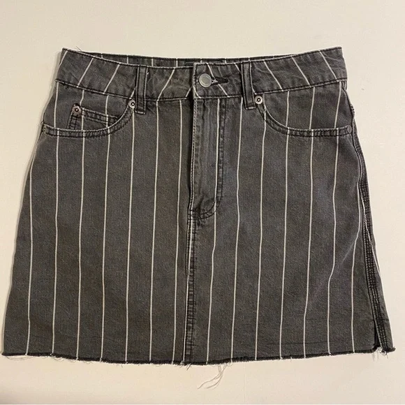 RVCA Rowdy Denim Mini Skirt Stone Washed Black High Rise‎ Raw Hem Size 27