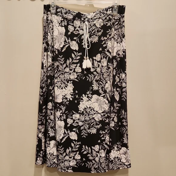 Emi & Joe Chic Black and White Floral A-Line Skirt