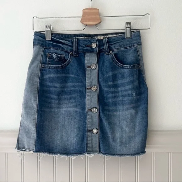 Indigo Rein Size 1 Two Tone Blue Denim Button Down Mini Skirt