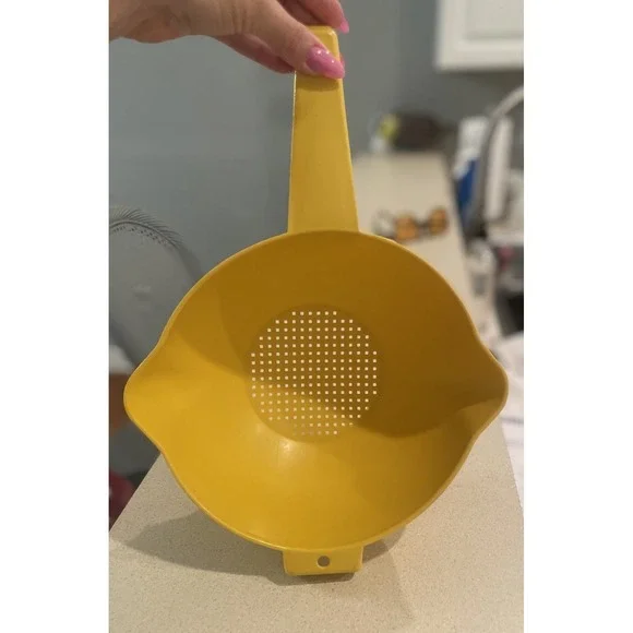 VINTAGE TUPPERWARE COLANDER PASTA STRAINER W/ HANDLE MAC N Chez YELLOW classic‎