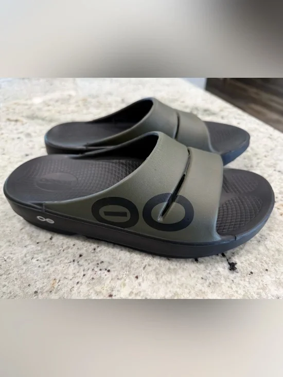 OOFOS Unisex Olive Green and Black Recovery Slides