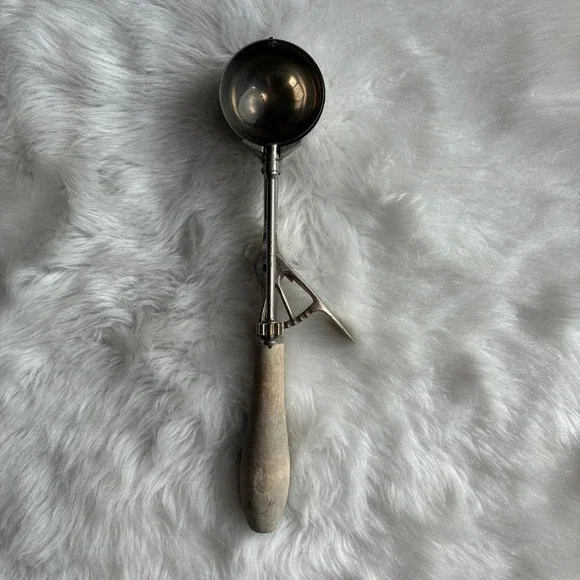 Vintage‎ Gilchrist #20 Ice Cream Scoop Wood Handle Mechanical Soda Fountain Tool