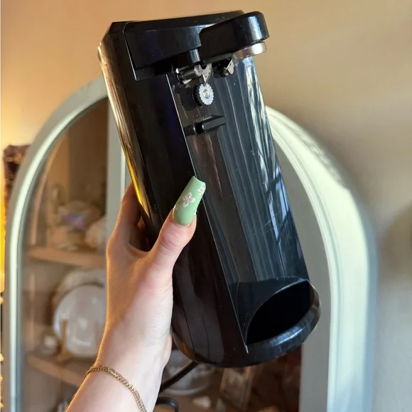 Black and Decker Electric Can Opener - Sleek Countertop Design