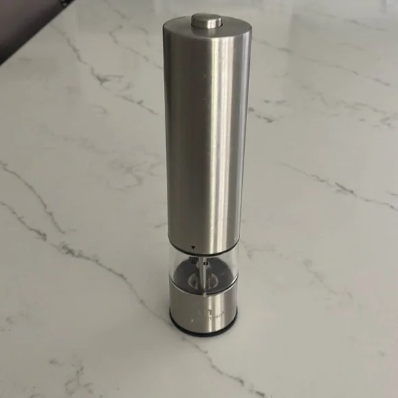 Battery Operated salt/pepper shaker