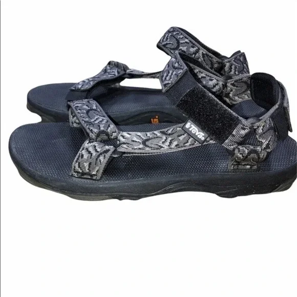 Teva size 8 black camo sandals