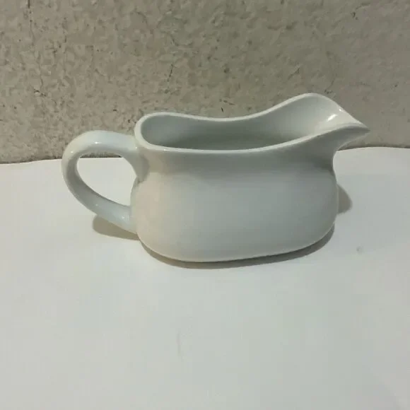 Target home collection white Porcelain White Gravy Boat 8 X 3.5 X 4” P10