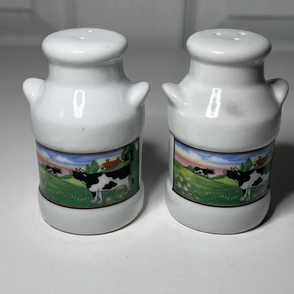 Milk Can Dairy Farm with Cows Salt‎ and Pepper Shaker Set Ceramic Vintage 1990s
