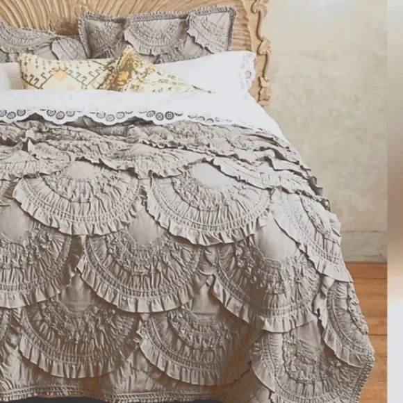 Anthropologie Rivulet~  King Quilt & 2/ King Sham - Light Gray
