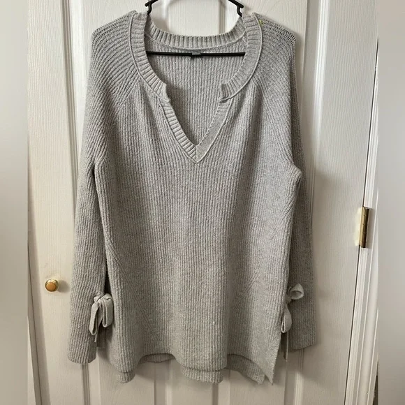 Aerie gray sweater. Long sleeve. Vneck. Size M.