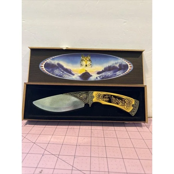 Wolf‎ Carved Handle Collectible Knife In Original Box