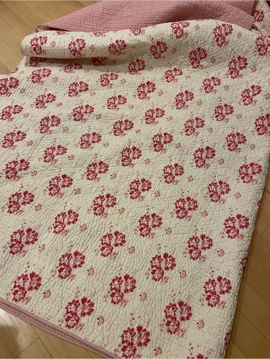 Vintage but perfect GORGEOUS quilted spread in a fantastic pattern. Large queen