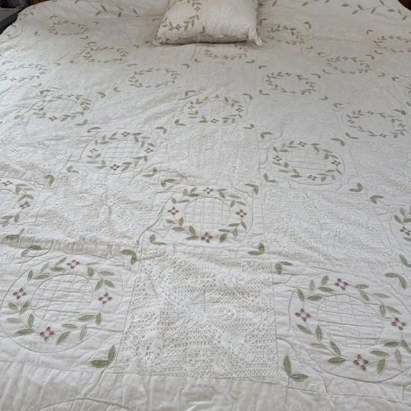Vtg SUNHAM Home Floral Wreath Embroidered Lace Quilt 2 Pc Queen Size Cottage