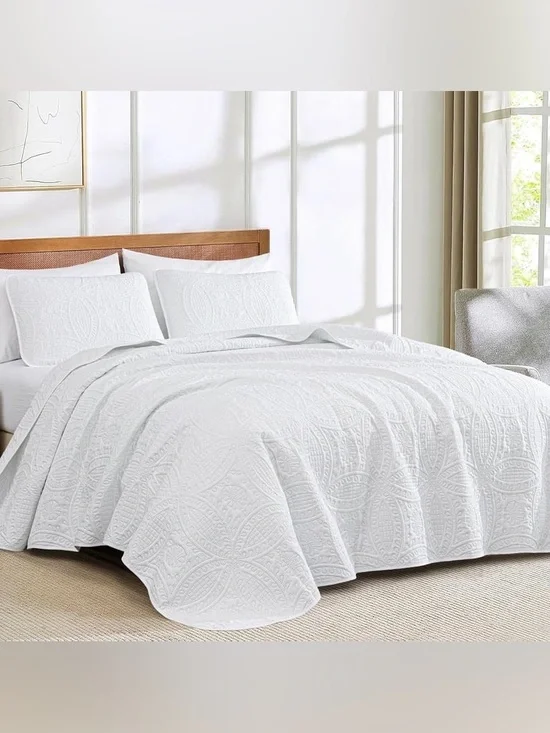 White Quilted queen 3 piece Bedspread Set