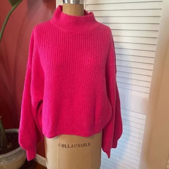 LUMIERE | bright pink crop cowl neck sweater L