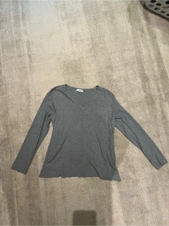 Gray V-Neck Long Sleeve sweater