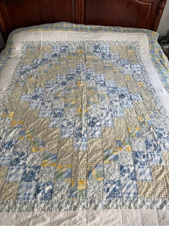 Patchwork Quilt in Blue, Yellow & White with 2 pillow Shams