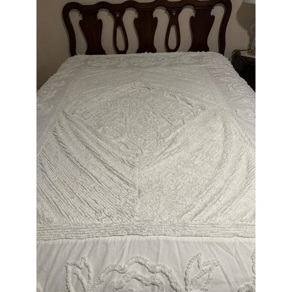 Vintage Lined White Tufted Chenille Bedspread; Twin or Twin XL; 64