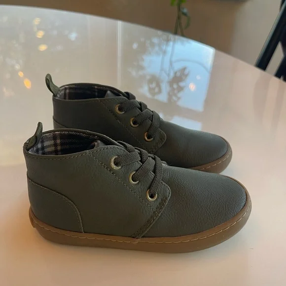 NWOT Boys Old Navy Slip on Sneaker Olive - 8