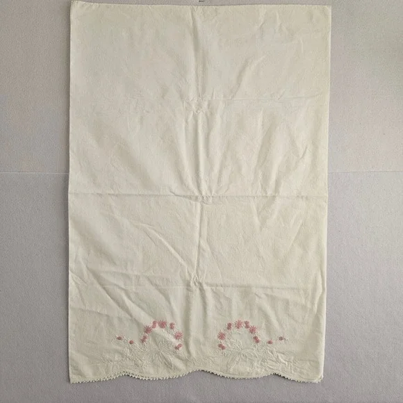 Vtg Cream Embroidered Pillowcase Pink Floral Hand Work Scalloped Crochet Edge‎
