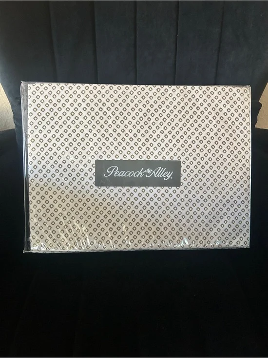 PEACOCK ALLEY King Fitted Sheet - Ivory with Small Greige Diamond Pattern
