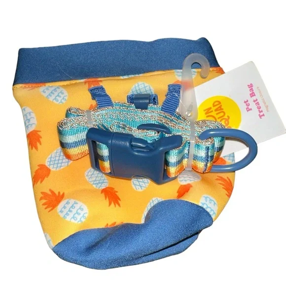 Pineapple Pet Treat bag with magnetic closure, attached‎ leash for the bag NWT