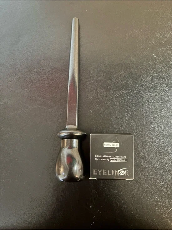 Silicone eyeliner tool with eyeliner paste retro black