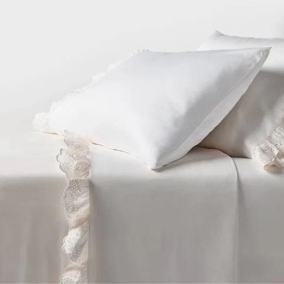 Threshold Ivory White KING Size 4pc Sheet Set with Eyelet Ruffle Hem Sateen NEW