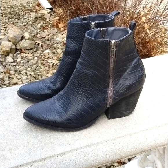 Coconuts by Matisse Black Marga Textured Bootie size 9.5