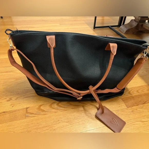 - Lulu’s large travel tote bag luggage
