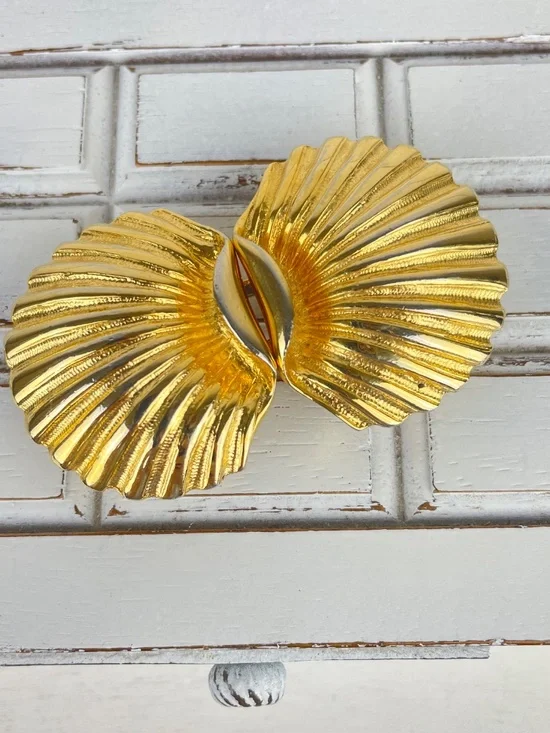 Vintage 1980s Dotty Smith Gold-tone Scallop Shell Belt Buckle