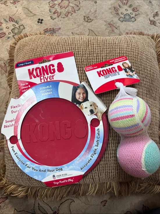KONG Flyer Red Rubber Disc + KONG Squeak Plush Balls