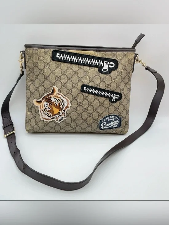 Gucci 🤎 Courrier GG Supreme Messenger bag with Tiger Patch -GUC (Rare design)