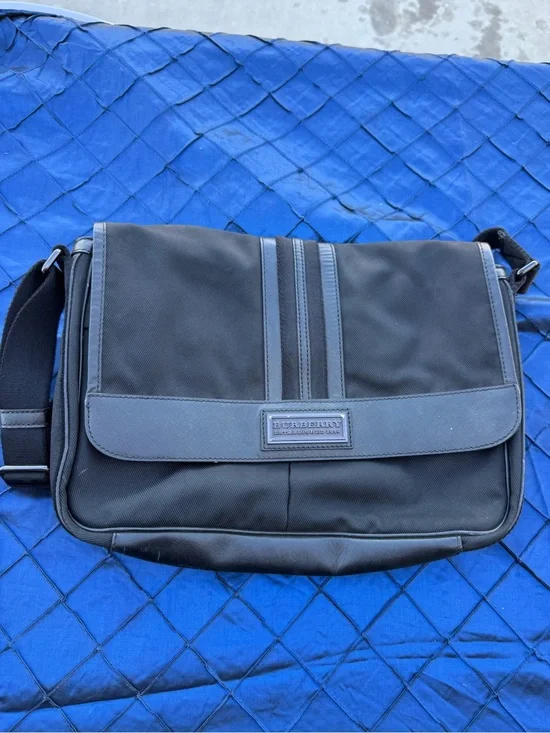 Black Burberry Men's Messenger Bag - Sleek Everyday Shoulder Bag