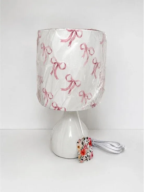 Pink bow table lamp
