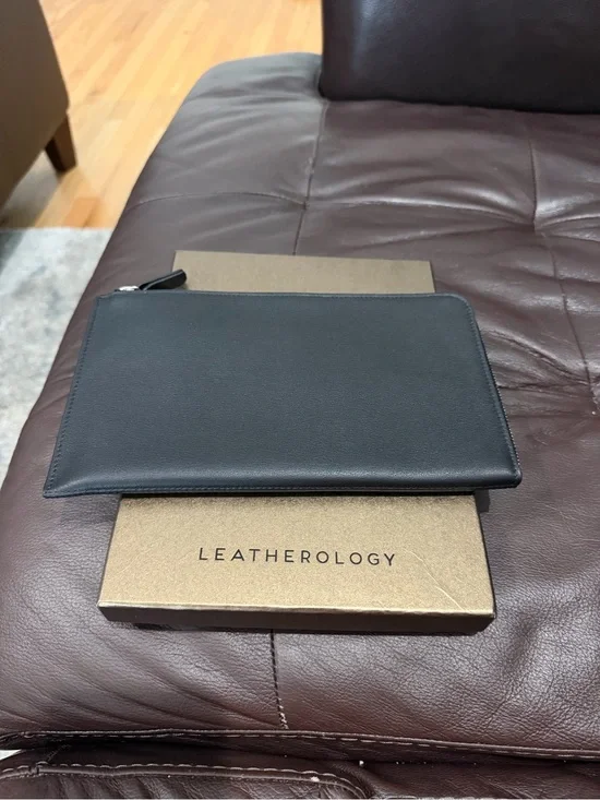 Leatherology Unisex Black Leather Zip Wallet Pouch
