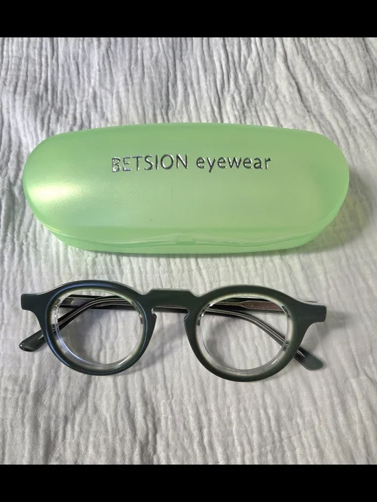 BETSION Round Eyeglasses in Sage Green