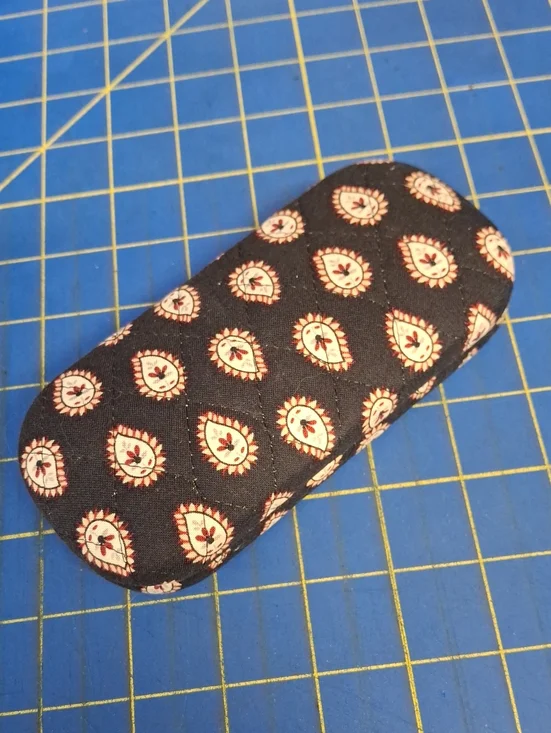 Retired 2006 Vera Bradley hard clamshell eyeglass case Midnight Paisley Preloved